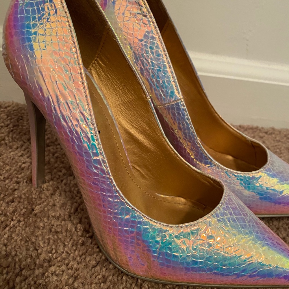 Super cute NWOT iridescent heels